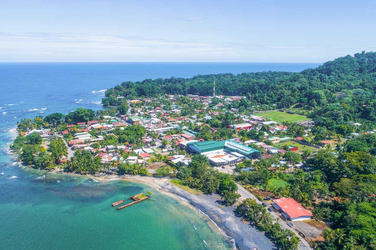 Vista aérea del pueblo de Puerto Viejo entre la selva y el mar del Caribe Sur