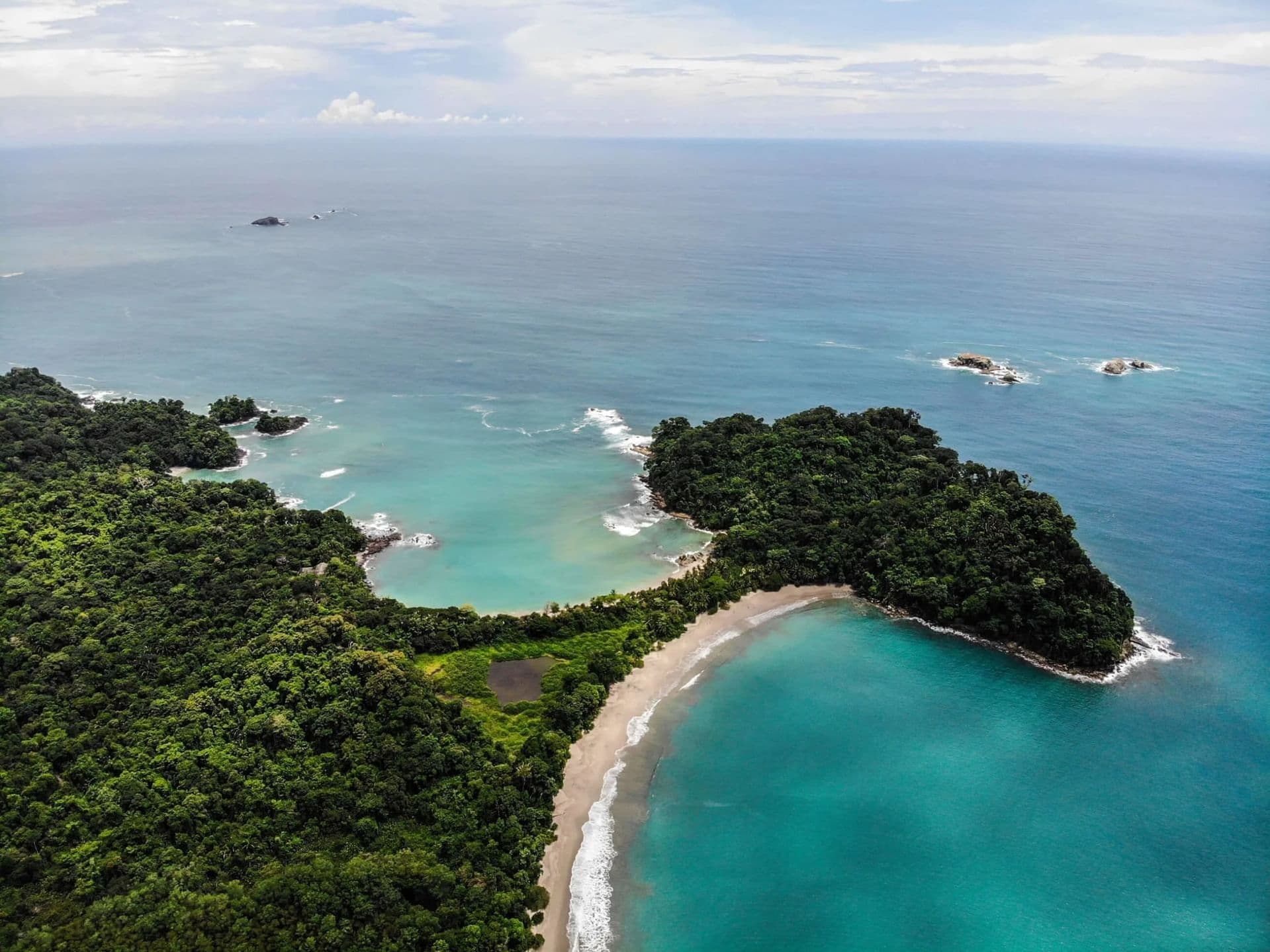 Vista aérea de las playas y puntas selváticas de Manuel Antonio, en el Pacífico Central