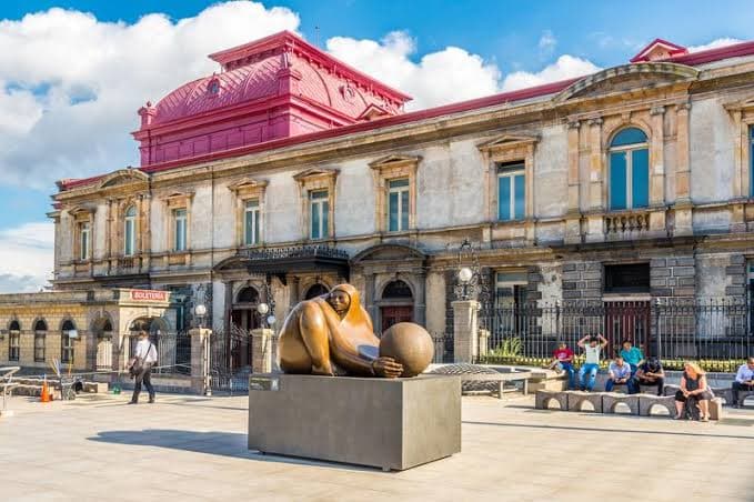 La fachada del Teatro Nacional en el centro de San José, en el Valle Central
