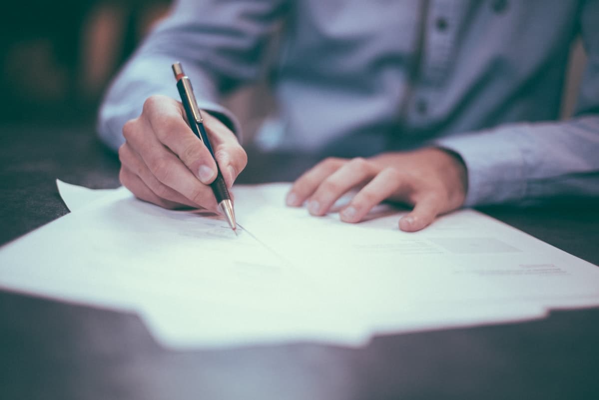 Papeleo de registro e impuestos sobre el escritorio