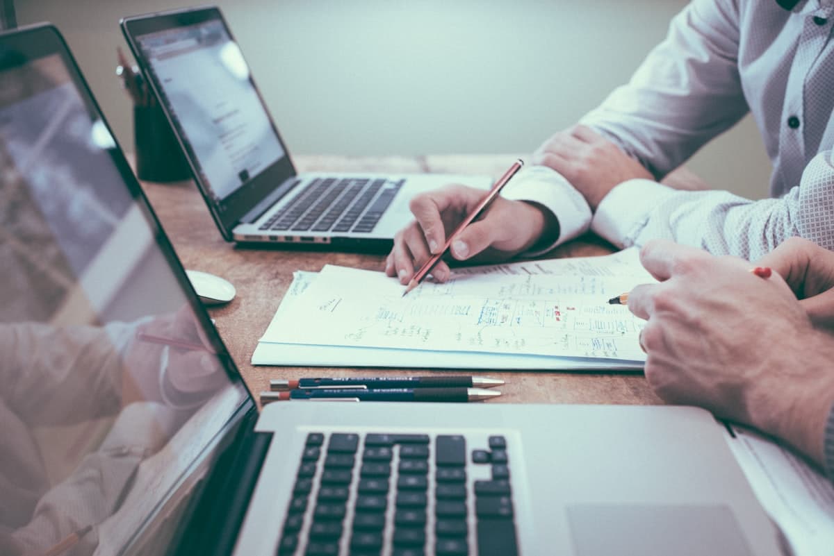 Planificación del negocio sobre la mesa de trabajo